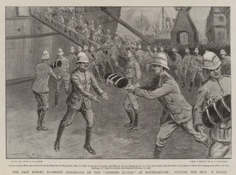 Das East Surrey Regiment geht an Bord der Lismore Castle in Southampton, Verladung der Ausrüstung